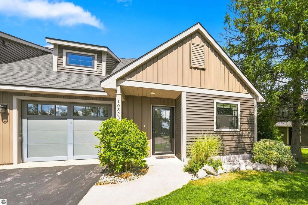 10823 E Grandview Road, Traverse City