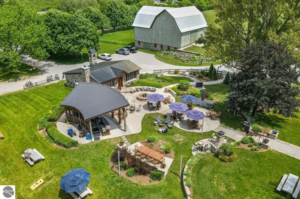 9580 E Shady Lane, Suttons Bay