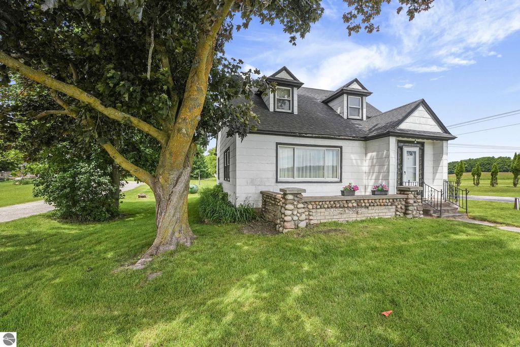 4988 County Road 633, Grawn