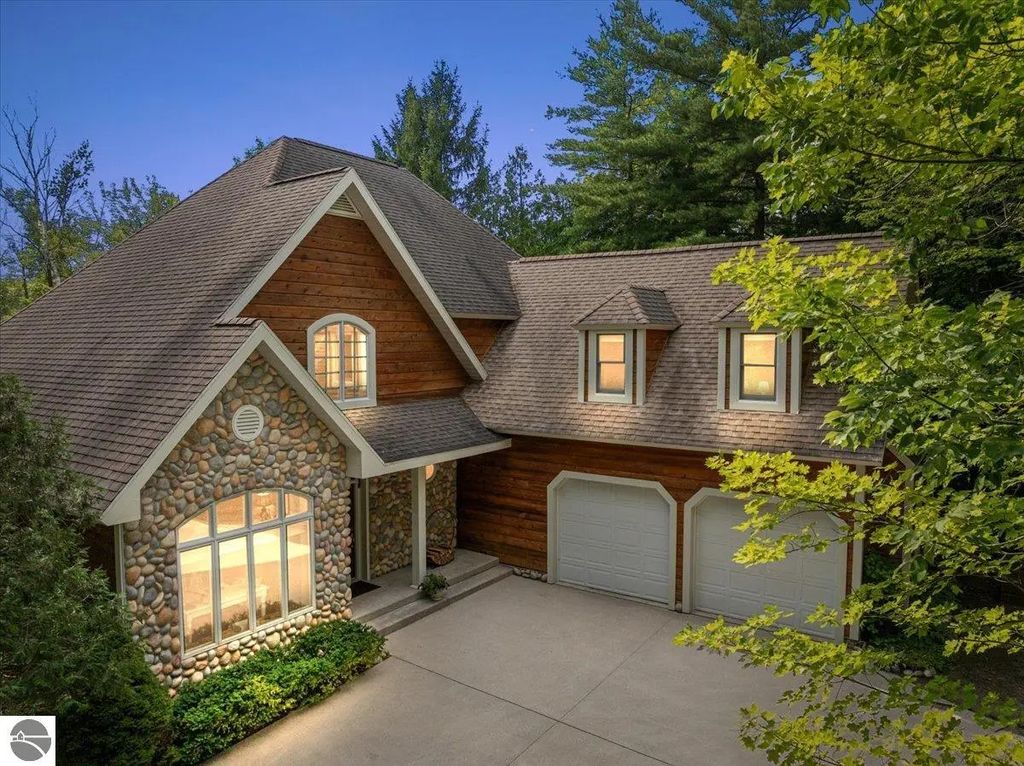407 N Twin Pines Drive, Lake Leelanau