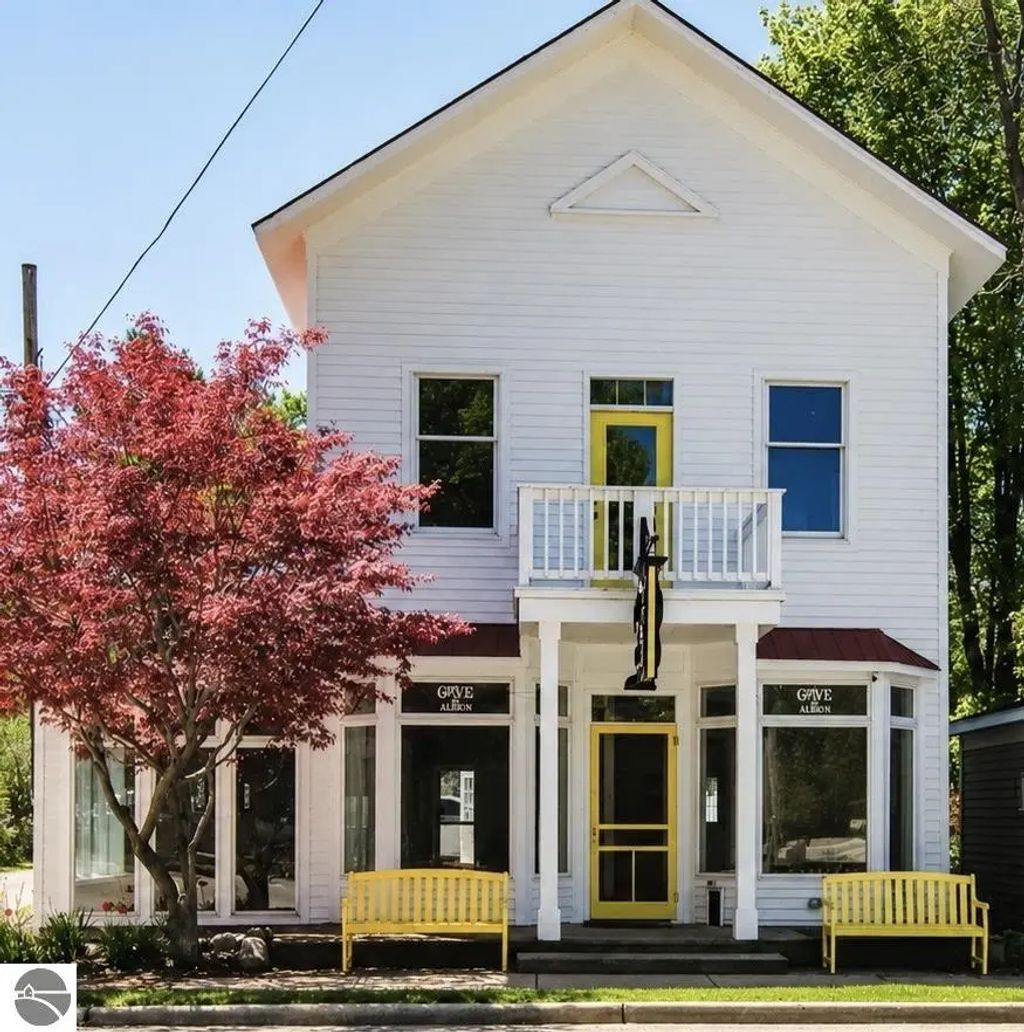 9053 Helena Road, Alden