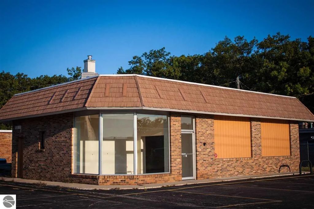 1048 S Garfield Avenue, Traverse City