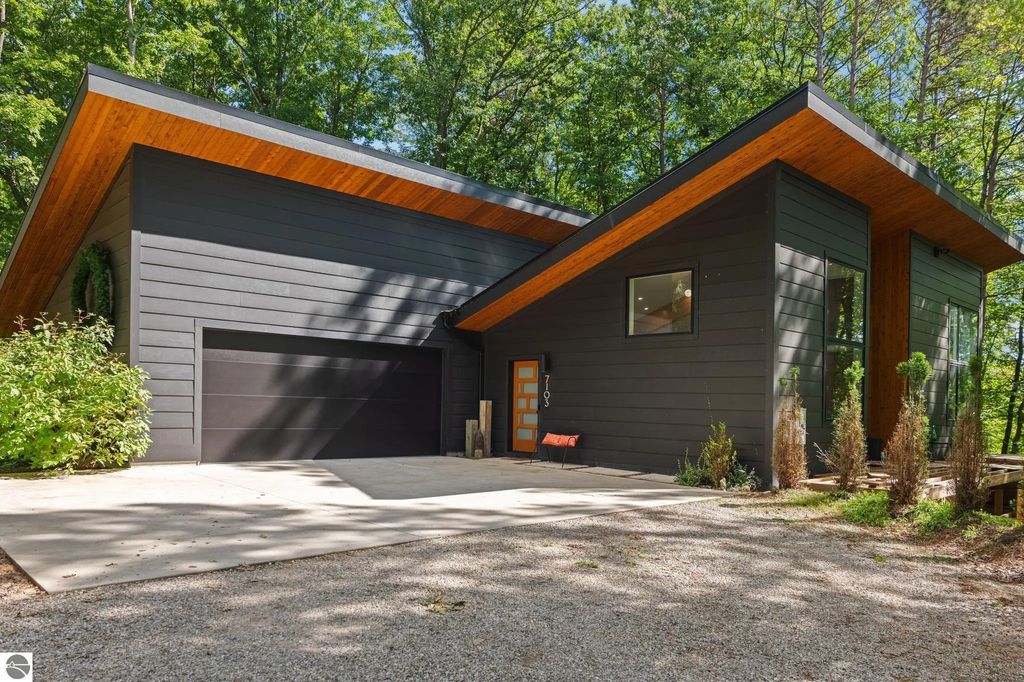 7103 Lake View Ridge, Lake Ann