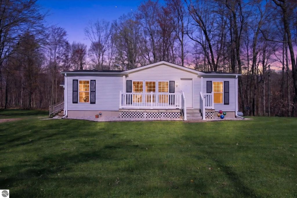 4537 N Caris Road, Edmore
