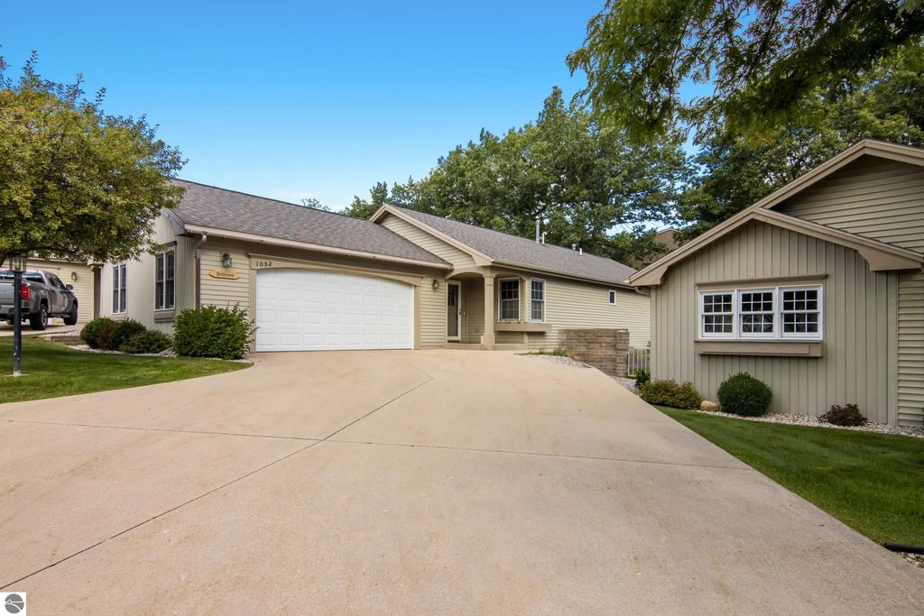 1052 Hemingway Lane, Traverse City