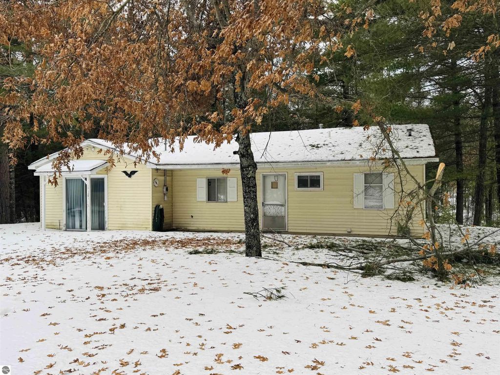 10986 Gillow Road Se, Fife Lake