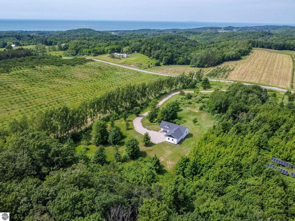 9742 E Peterson Road, Northport