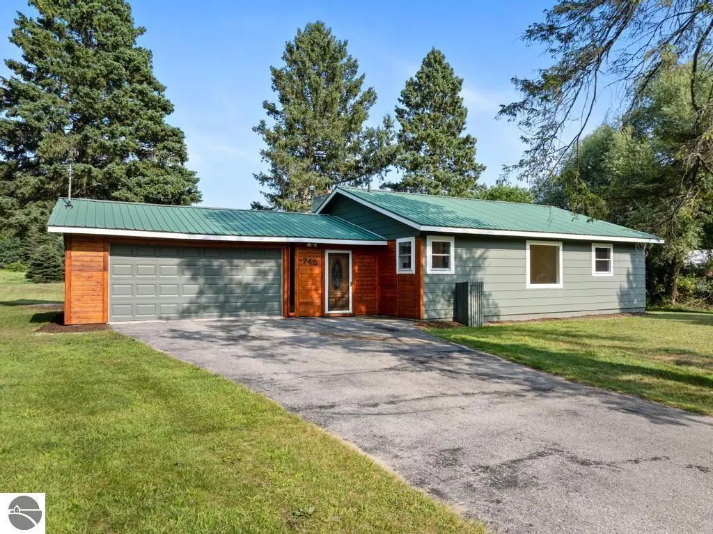 748 7th Street, East Jordan