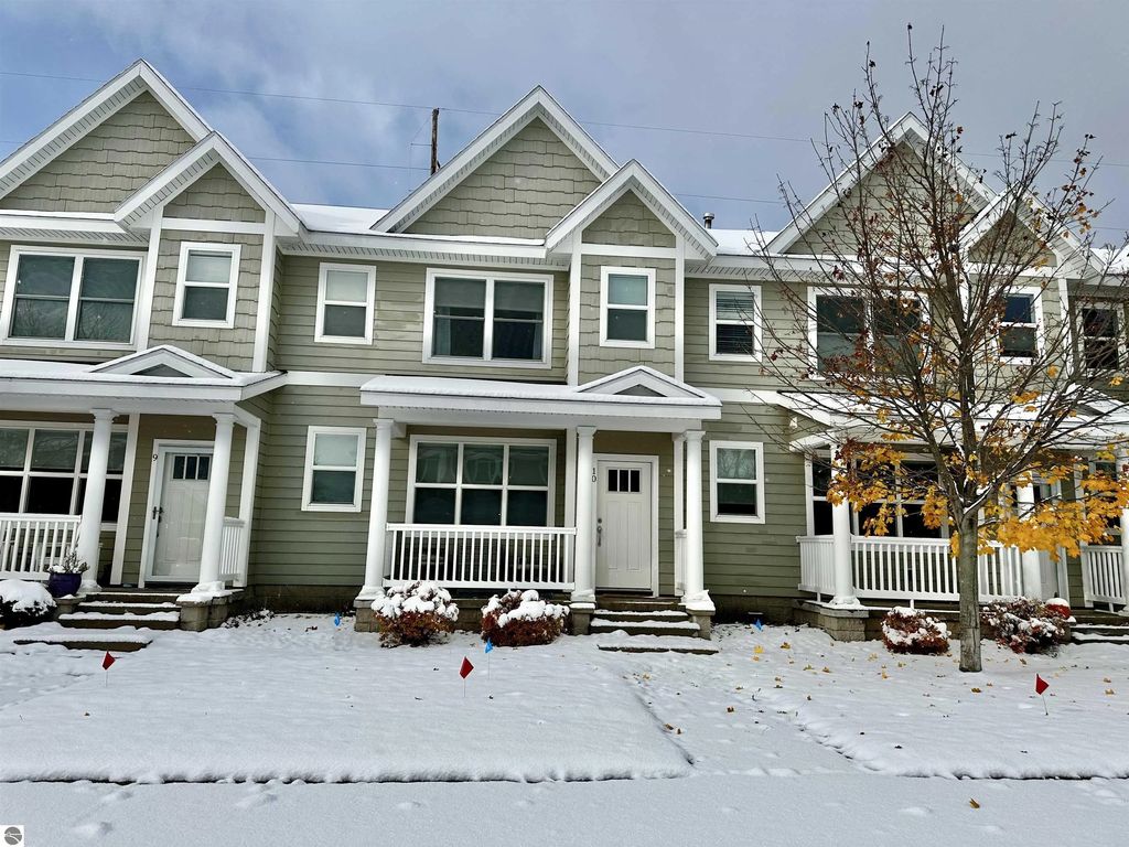 982 Lake Ridge Drive, Traverse City