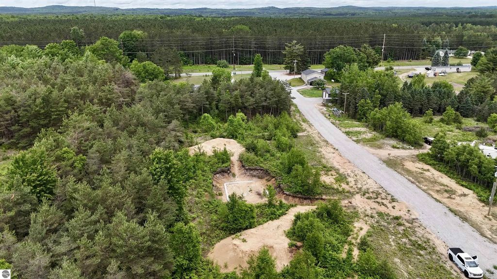 2406 E 32 Road, Cadillac