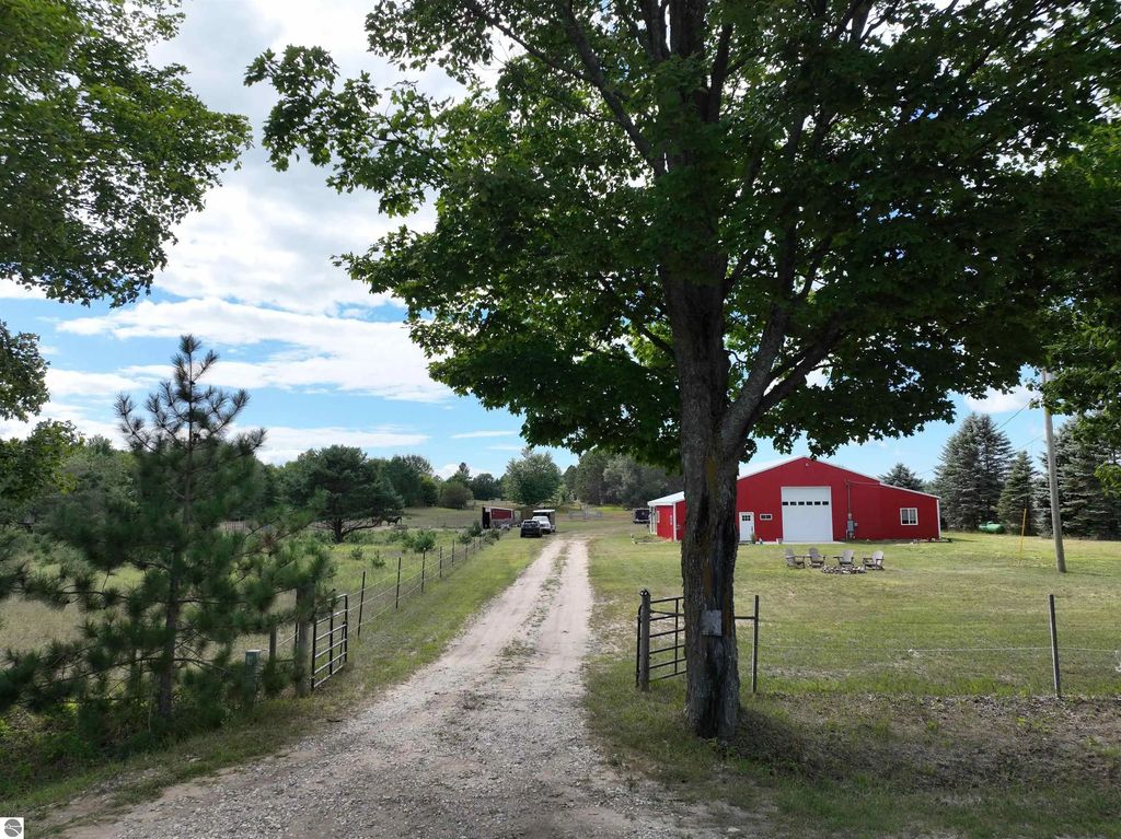 6154 Satterly Lake Road, Mancelona