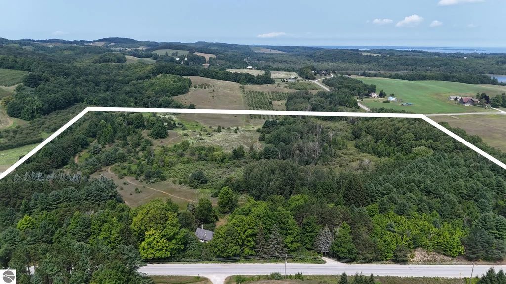 10611 E Omena Road, Northport
