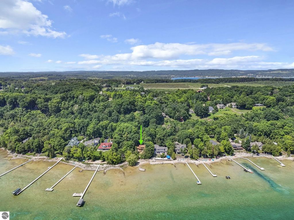 1275 S Nanagosa Trail, Suttons Bay