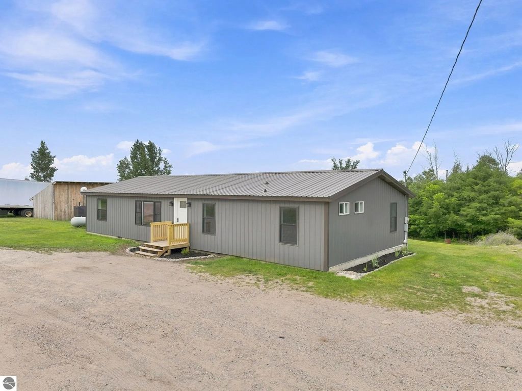 6773 N 43 Road, Manton