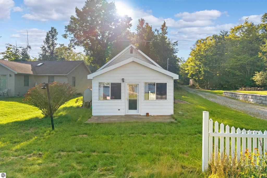 17131 Paradise Cove Road, Alpena