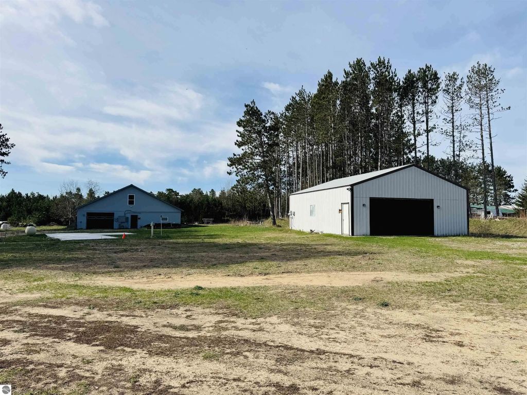 9925 W 16 Road, Mesick