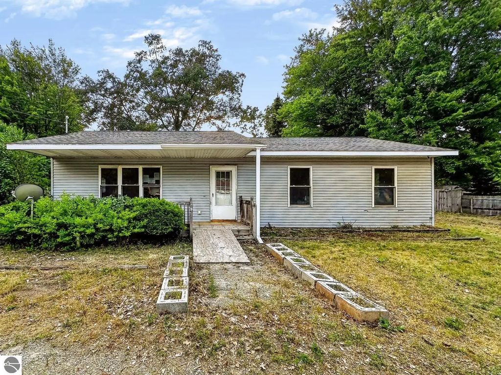 405 Maple, Lake