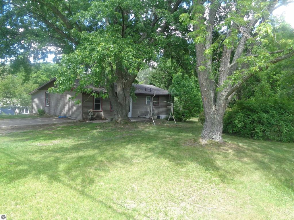 2287 S Tower Hill Road, Houghton Lake