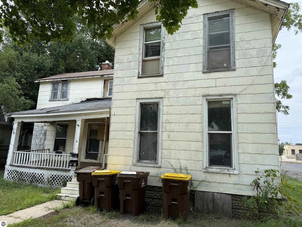 221 Woodworth Avenue, Alma