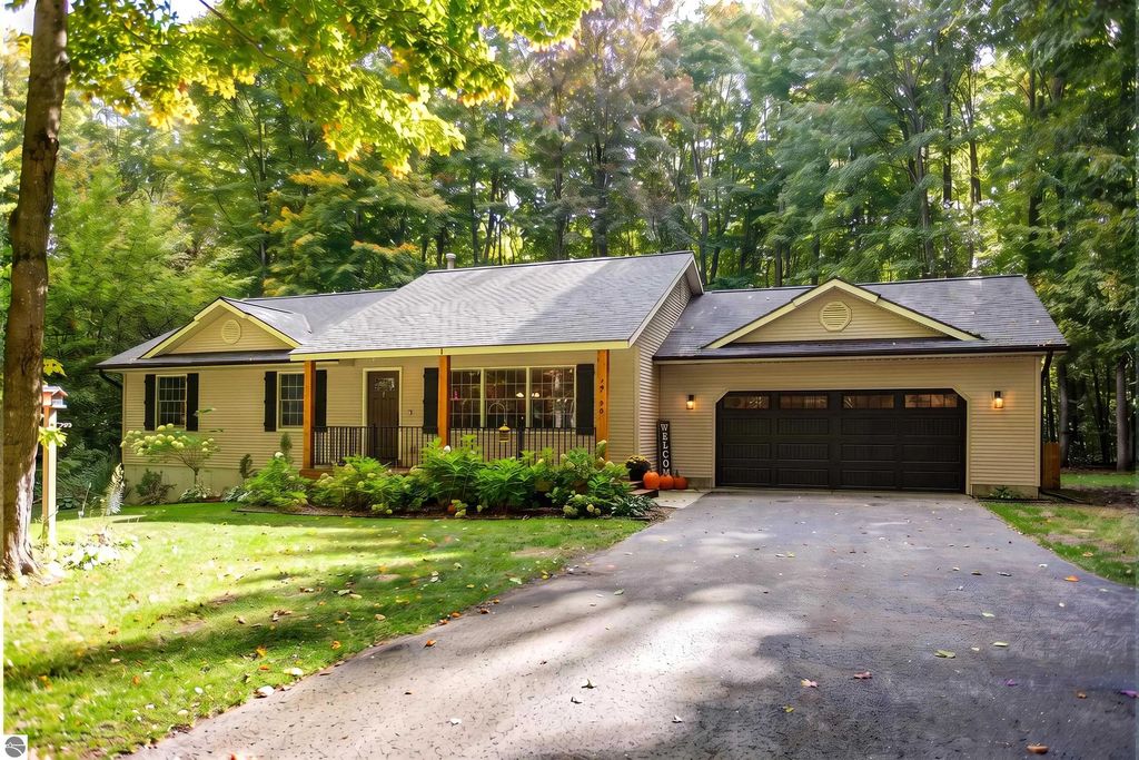 19199 Ridge View Lane, Lake Ann