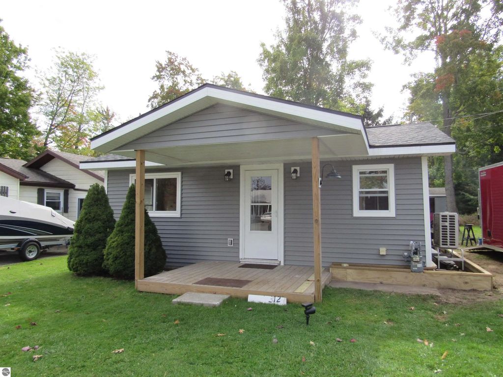 312 Lakewood Drive, East Tawas