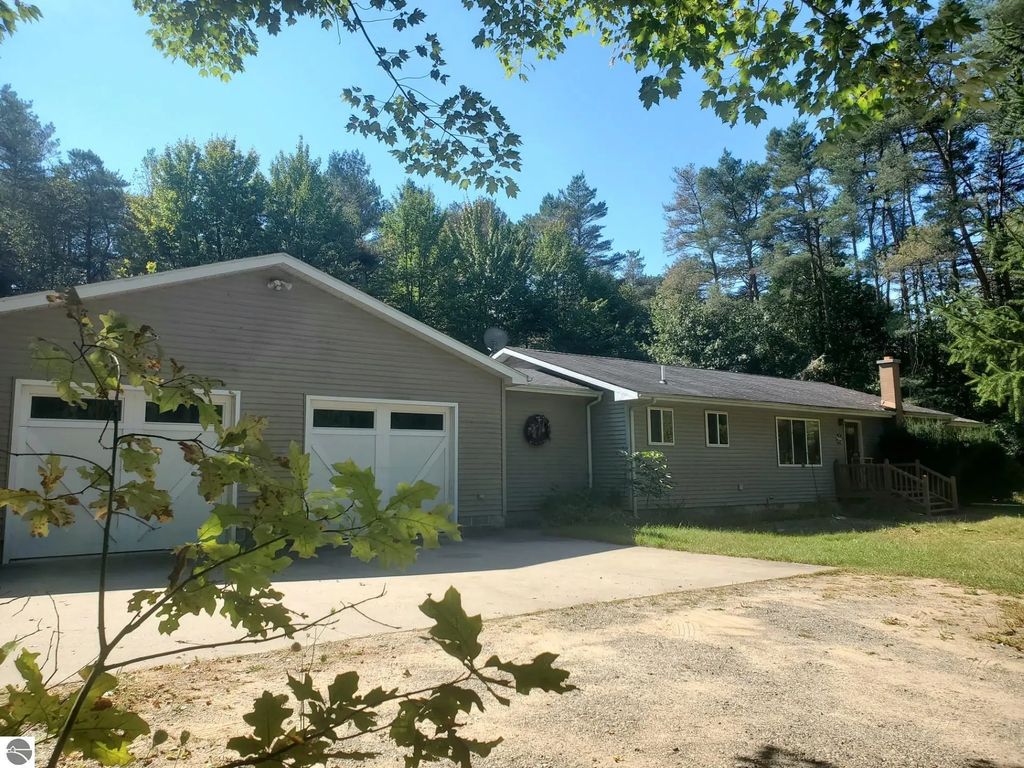 1767 W Greenwood Road, Alger