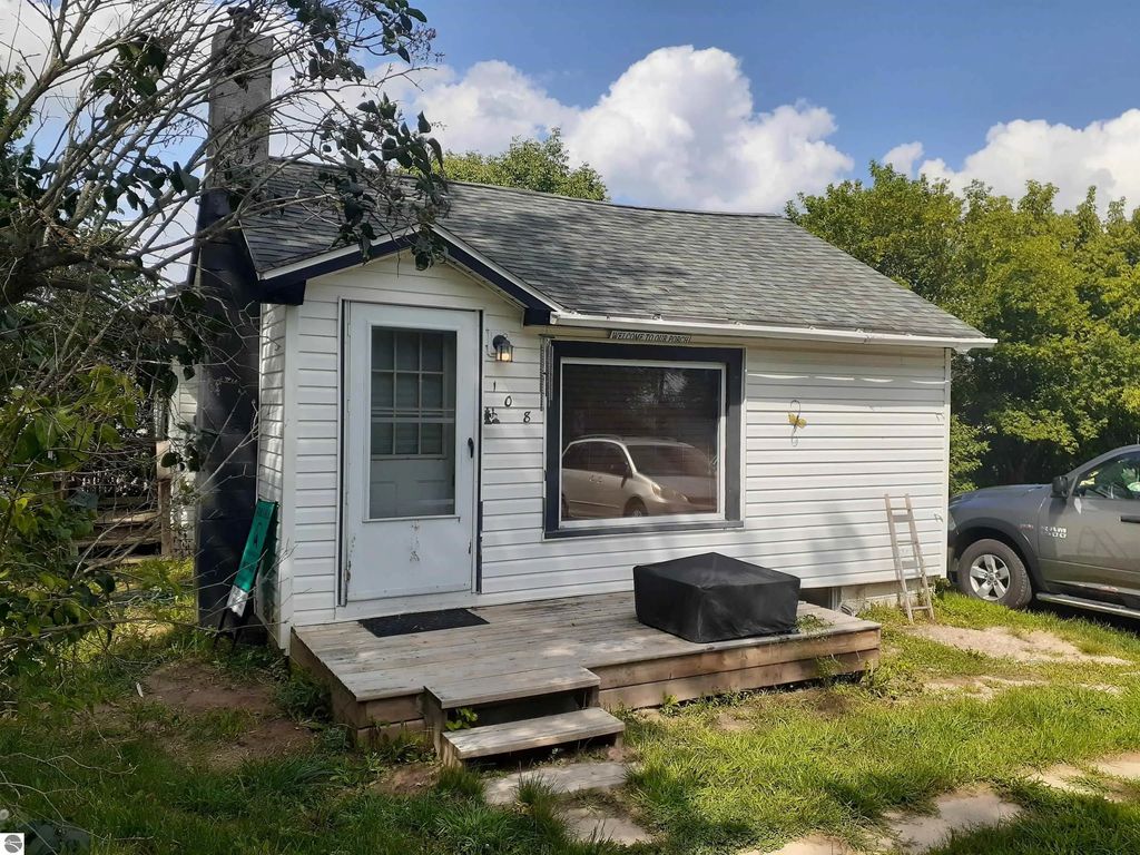 108 W Page Street, Rose City
