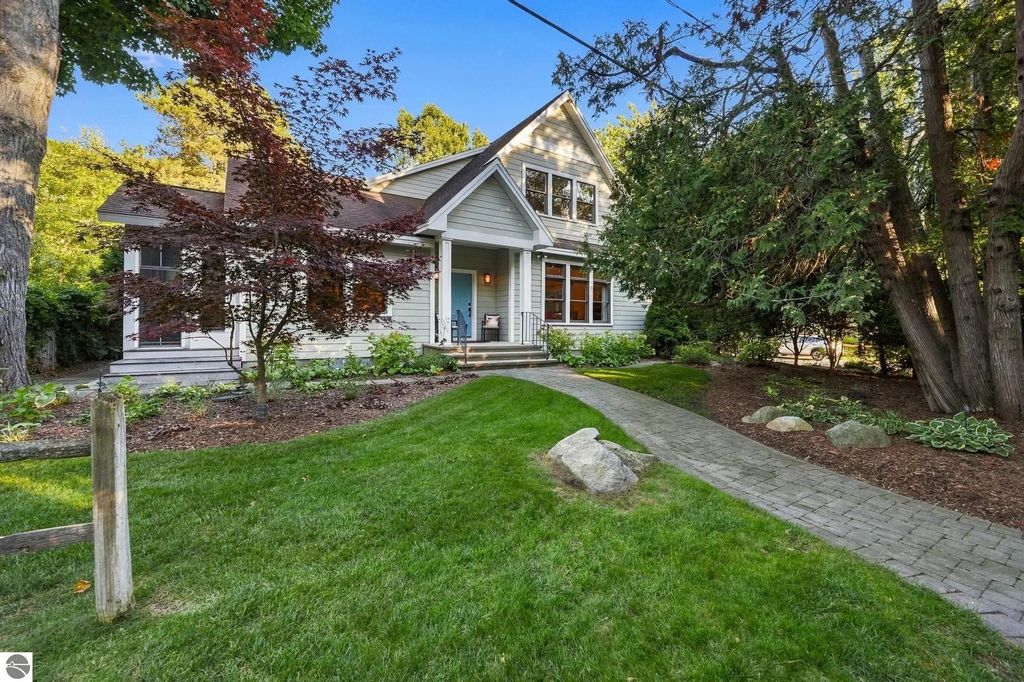 400 N Lake Street, Leland