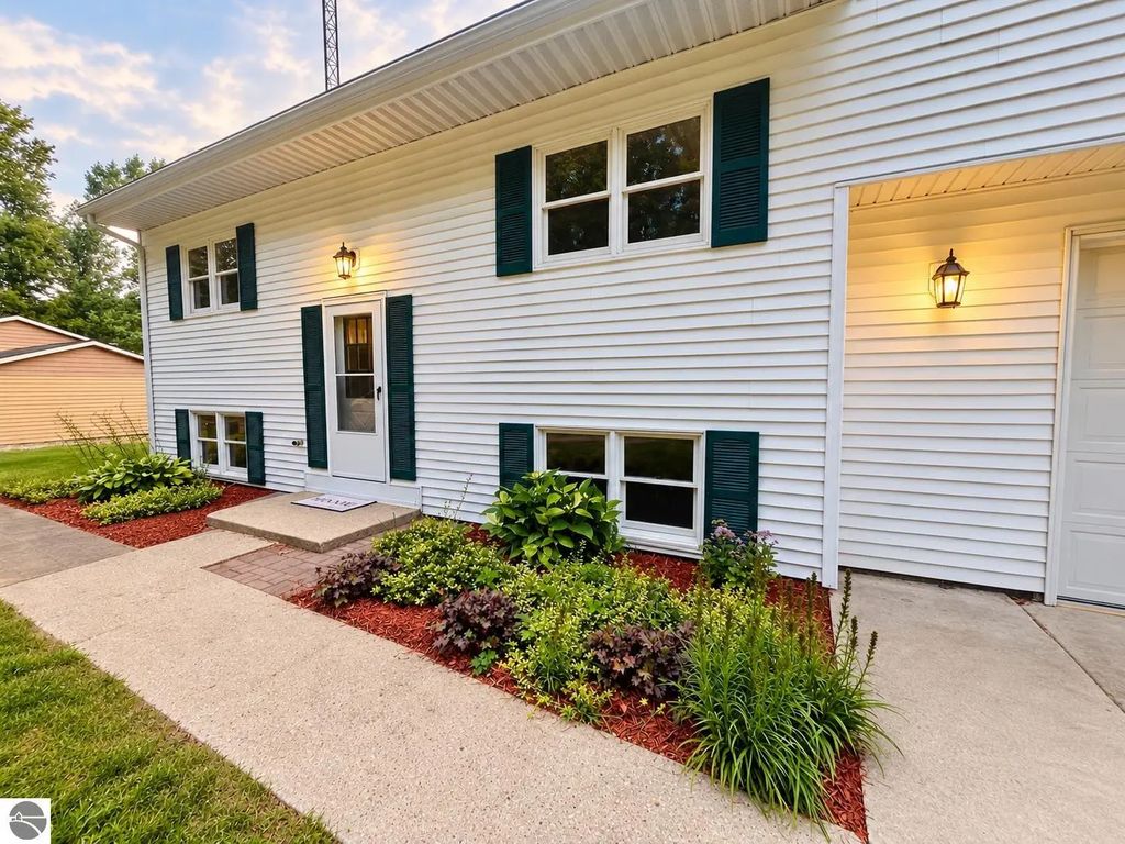 8901 Lake Ann Road, Lake Ann