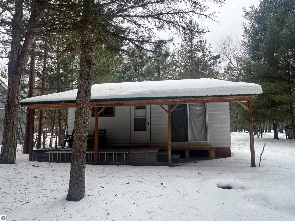9769 Parrot Circle, Fife Lake