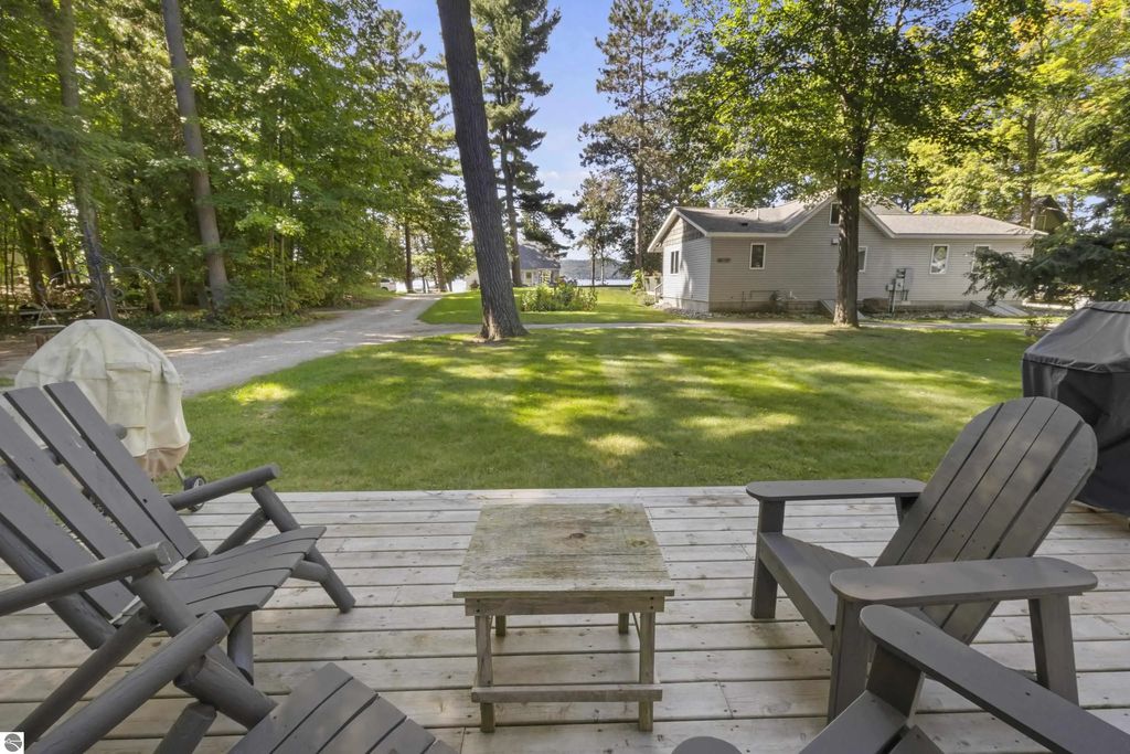 8643 Deadstream Road, Honor