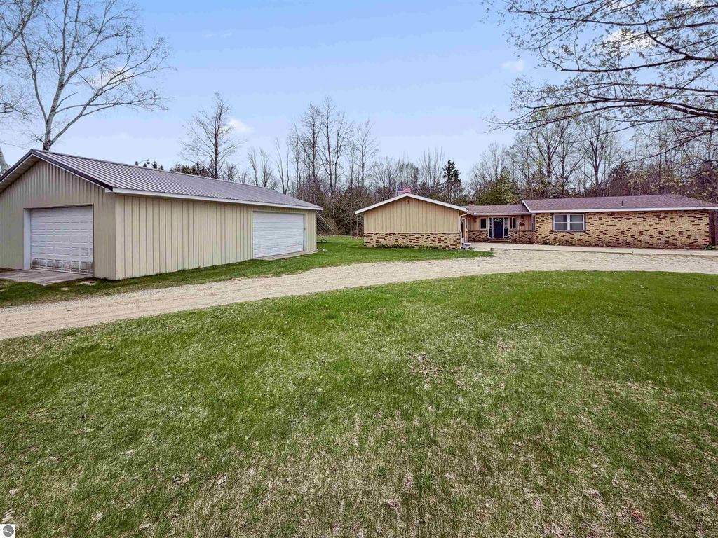 4411 N 11 Road, Mesick