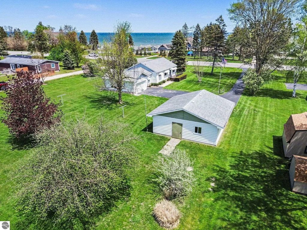 1921 N Huron Rd, Tawas City