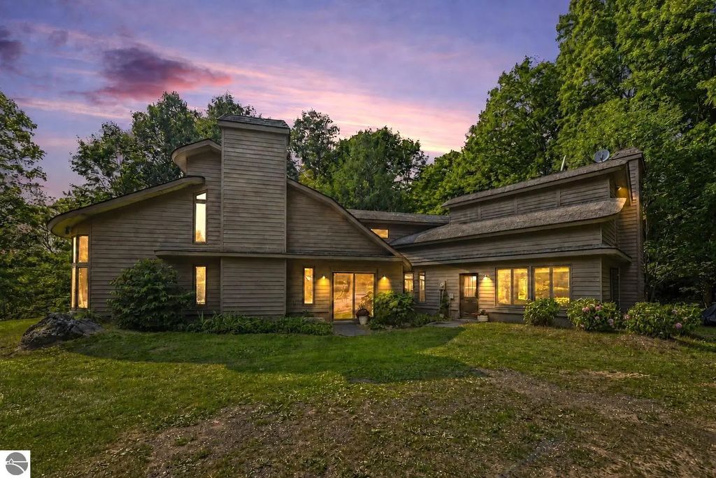 715 Sequanota, East Jordan