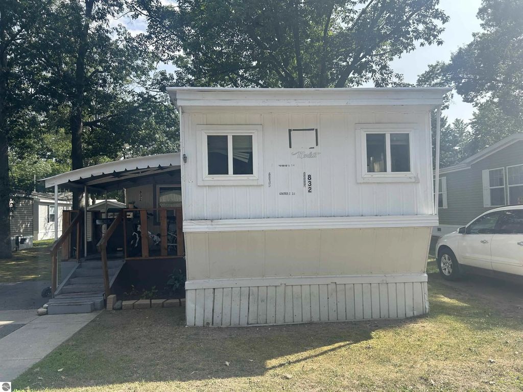 832 Manor Lane, Traverse City