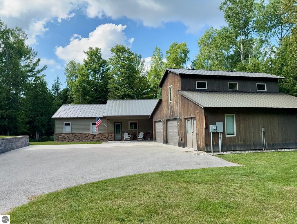 15706 Betsie River Drive, Thompsonville