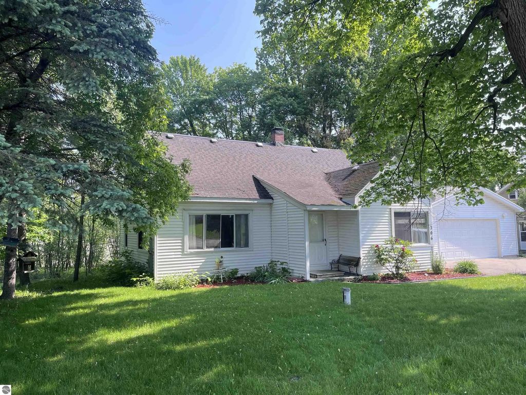 306 W Traverse Bay Road, Lincoln