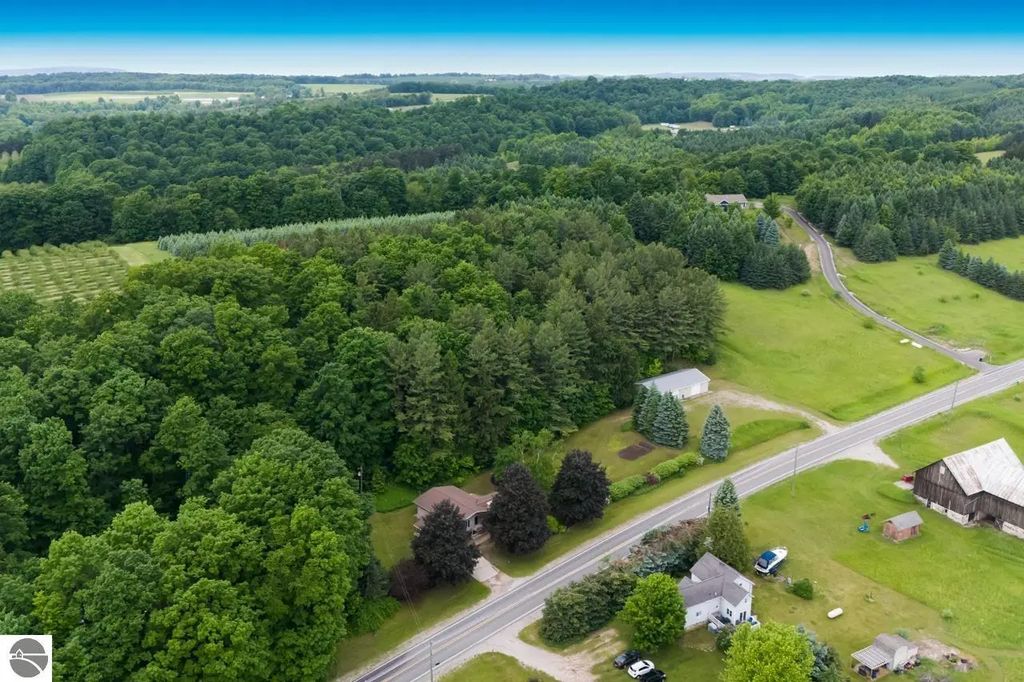 1551 N Macksey Road, Suttons Bay