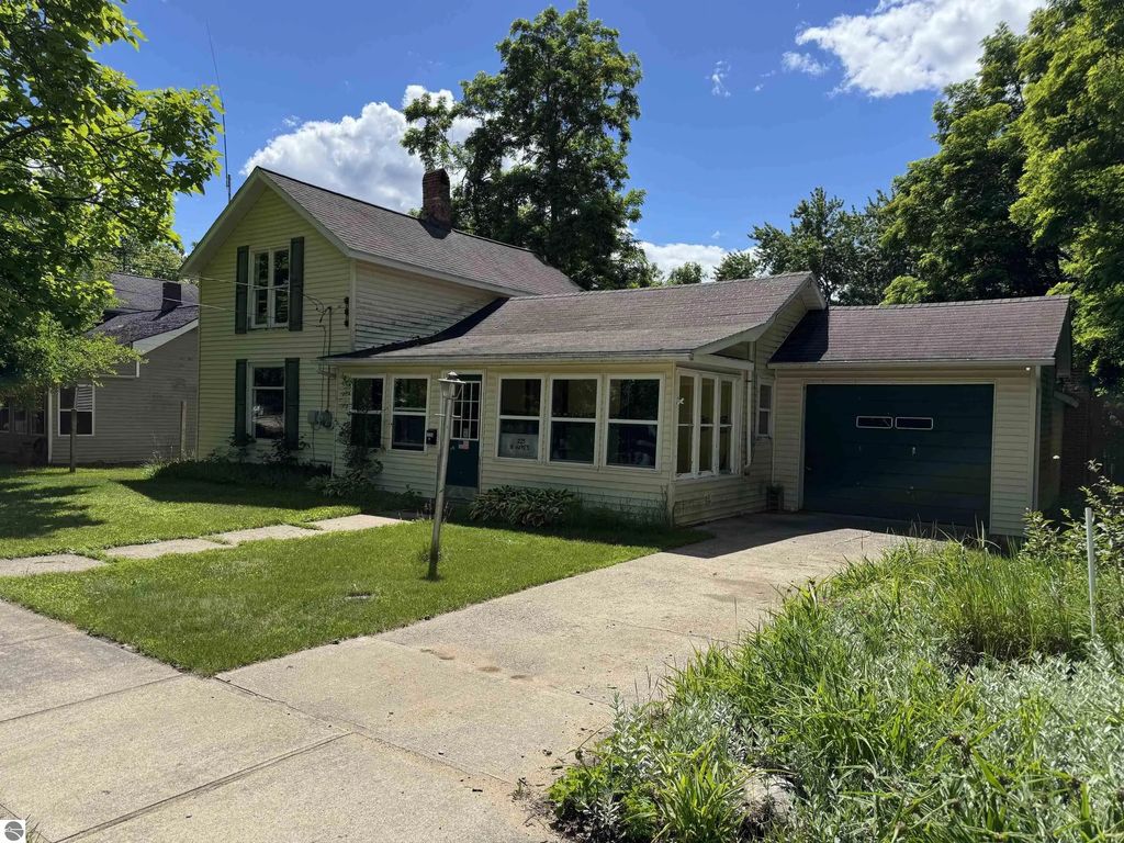 225 N Hayes Street, Farwell