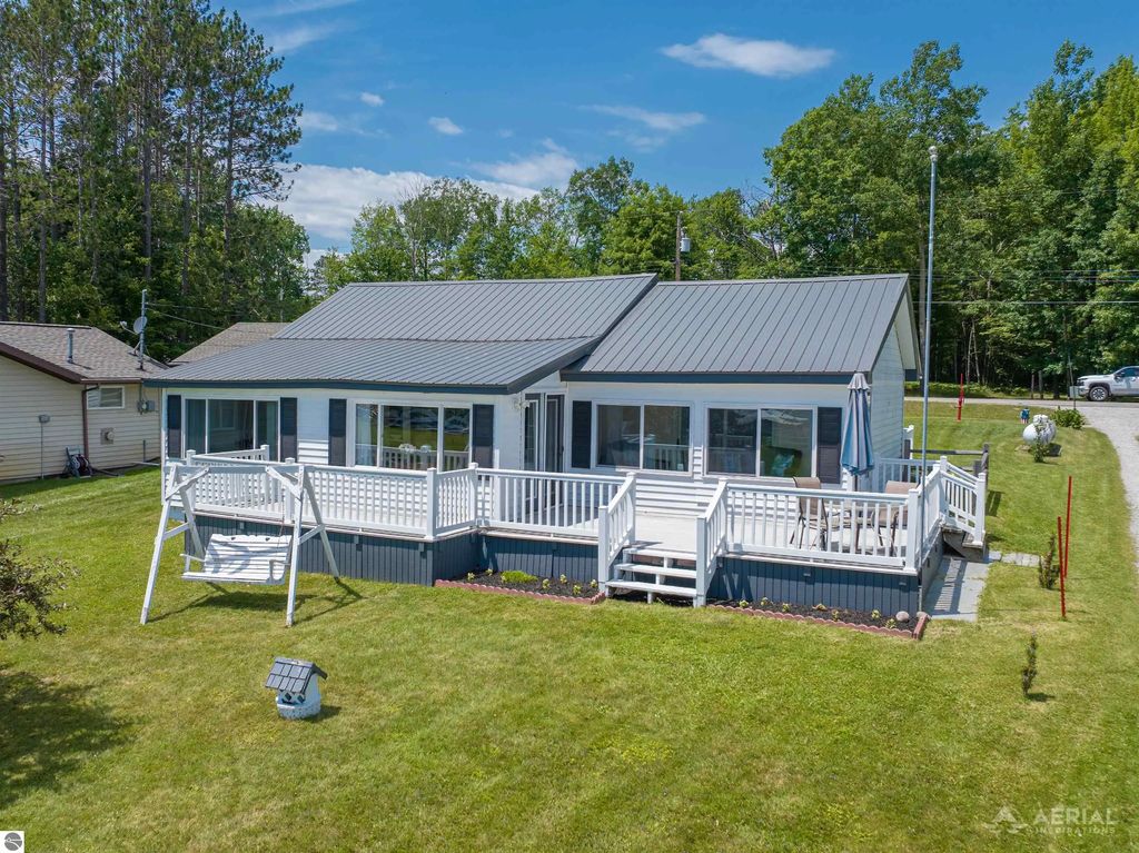 8483 Lakeview, Hale