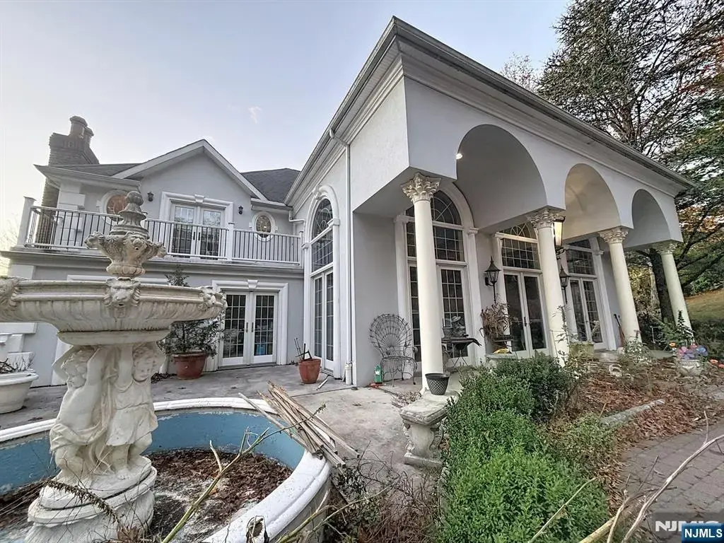 19 Powder Hill Road, Saddle River