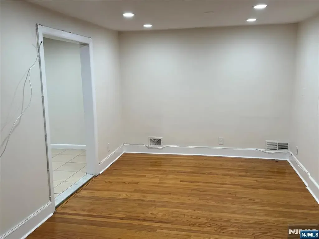 41 Wood 2nd Fl, Rutherford