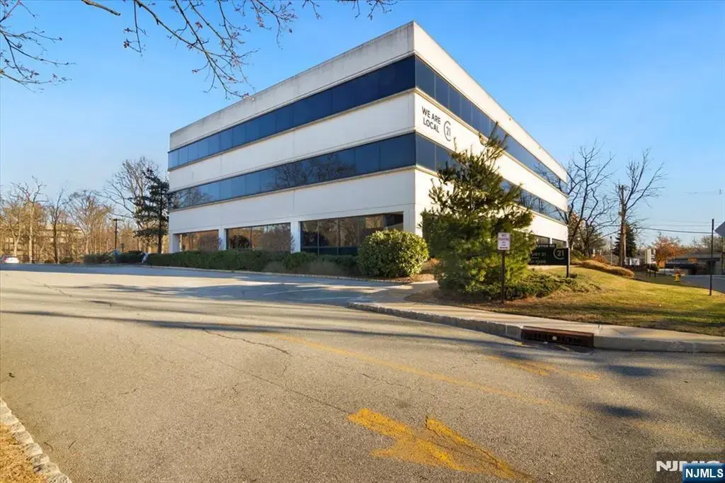 140 Littleton Road 330, Par-troy Hills Twp.