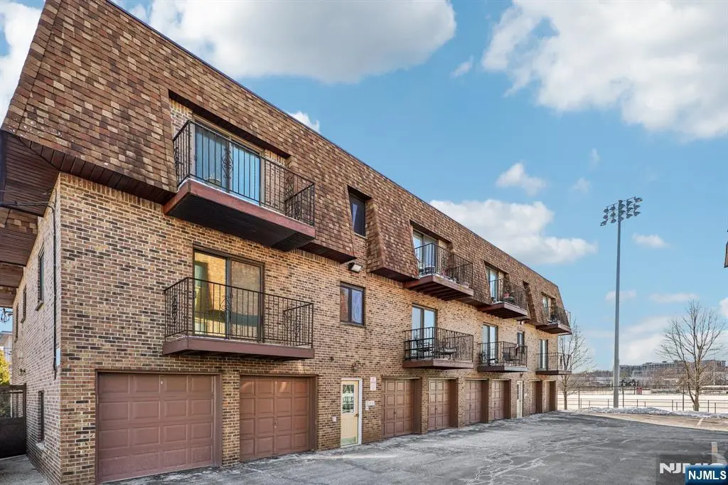 825 Riverside Avenue 207, Lyndhurst