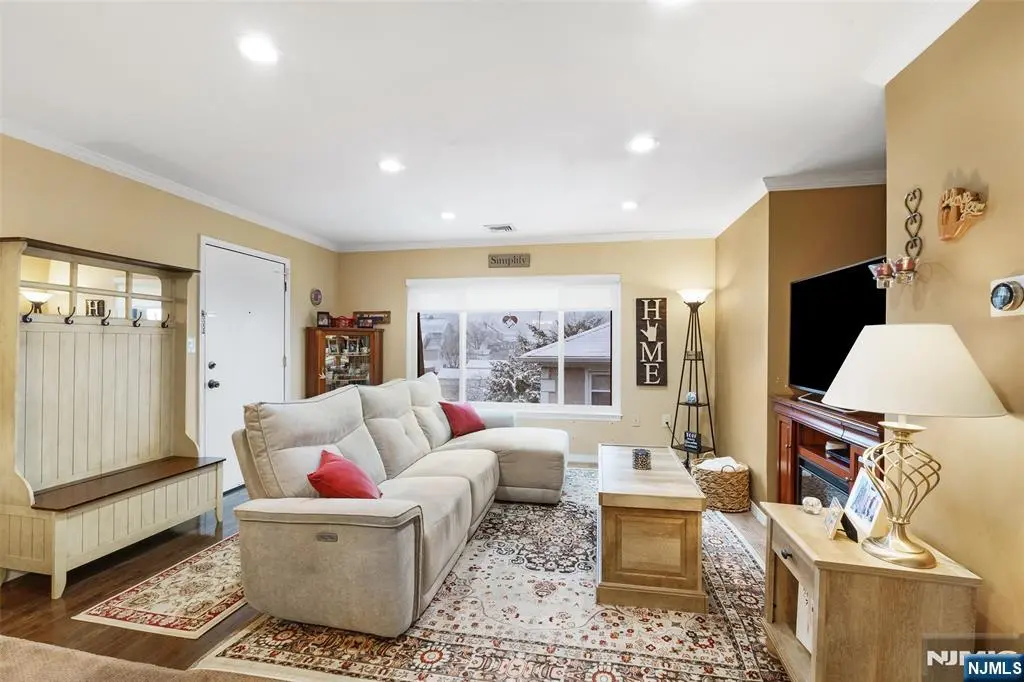 623 Schuyler 302, Lyndhurst