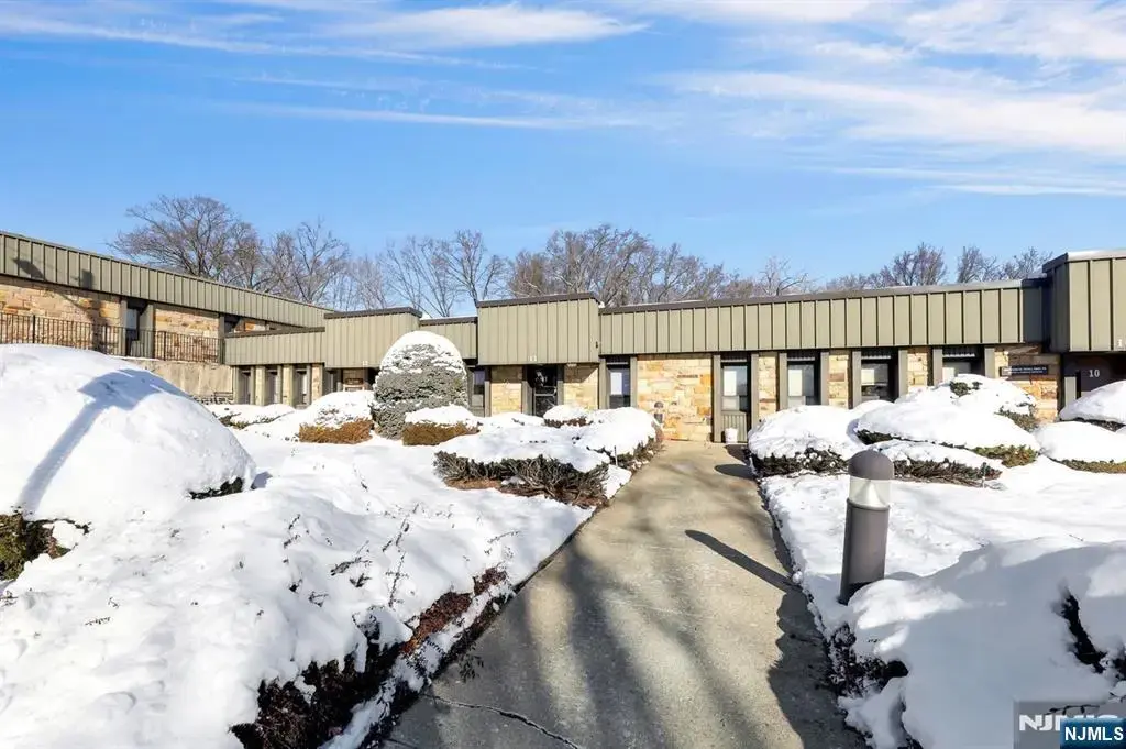 466 Old Hook 11, Emerson