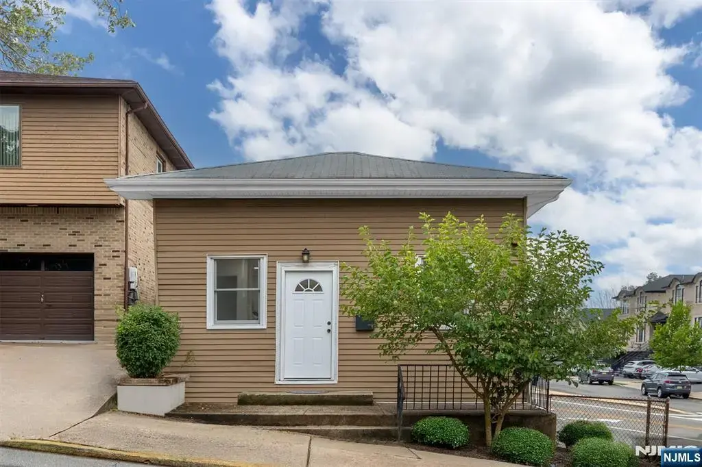 418 E Brinkerhoff Avenue, Palisades Park