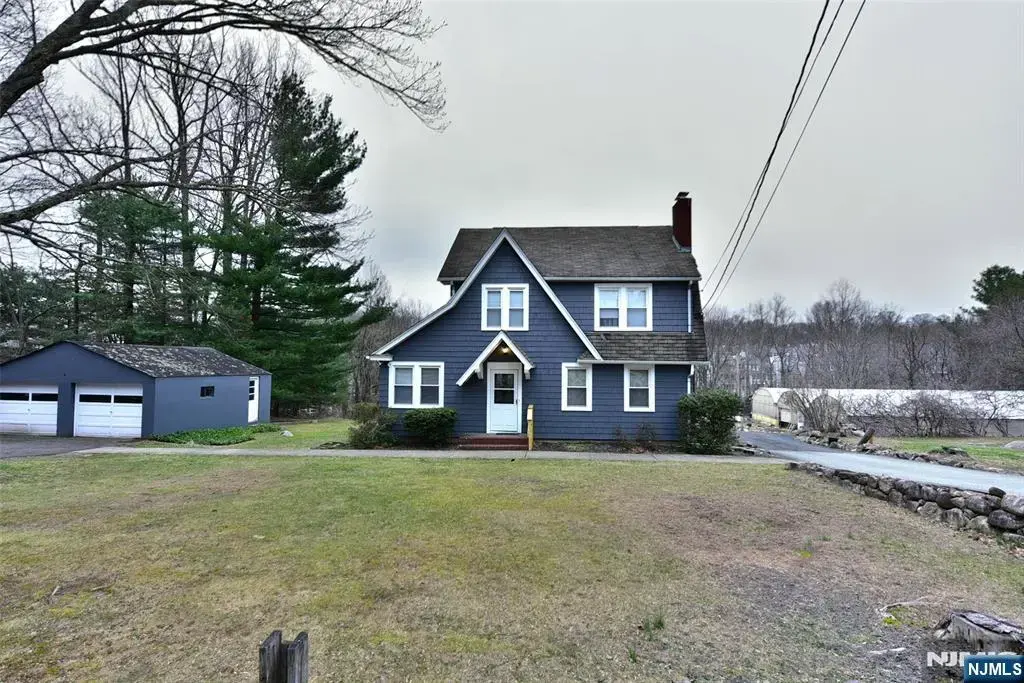 182 Airmont Avenue, Mahwah