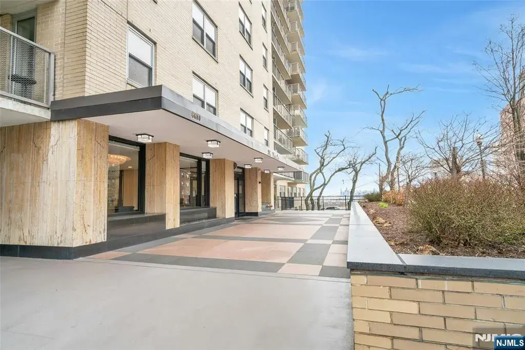 6600 Jfk Blvd E 17 N, West New York