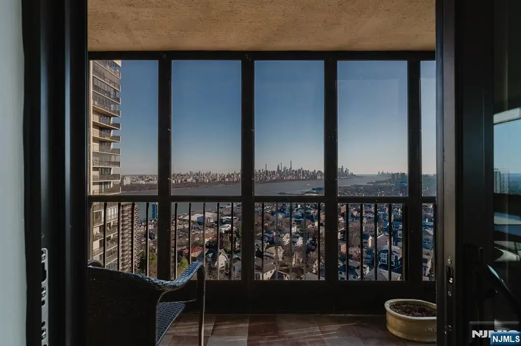 200 Winston 2319, Cliffside Park